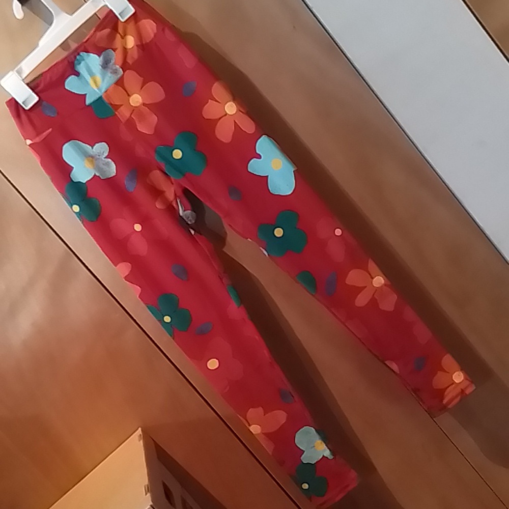Super soft leggings w/abstract floral print, OS, red background multi color.